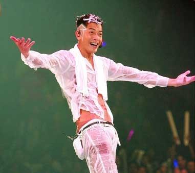 舞技超群惊艳众人,谁才是实至名归的亚洲舞王?