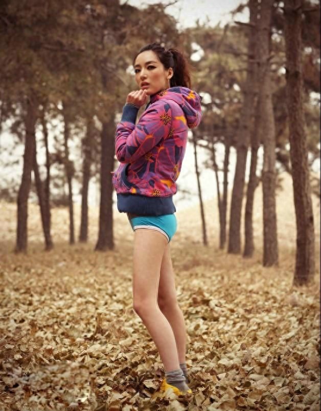 叶一云拥有高挑性感的身材及靓丽的外形,又带有小文艺青年的气质