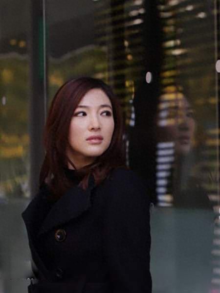 叶一云拥有高挑性感的身材及靓丽的外形,又带有小文艺青年的气质