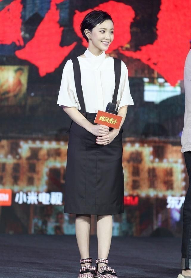 看不出郭采洁都36岁了，穿白色还挺清纯的，露腰显身材挺抢眼