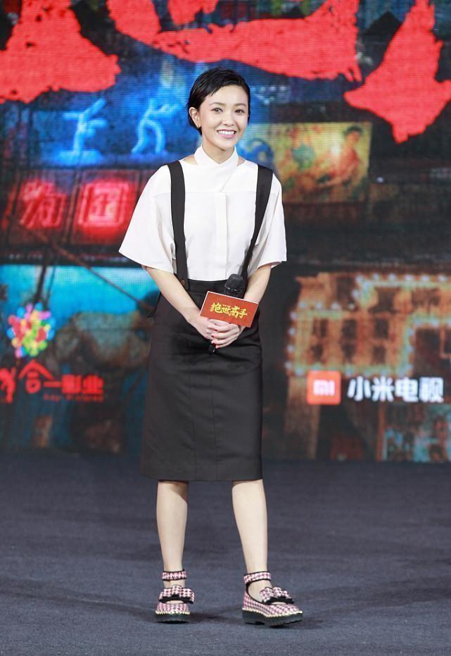 看不出郭采洁都36岁了，穿白色还挺清纯的，露腰显身材挺抢眼