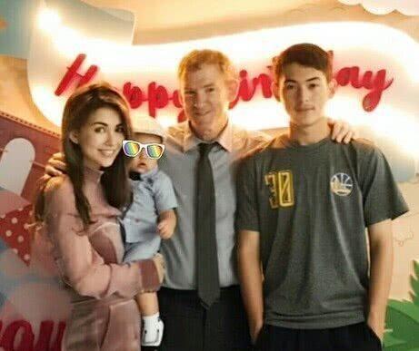 昆凌晒全家福，爸爸弟弟颜值爆表，儿子小小周呆萌又可爱！