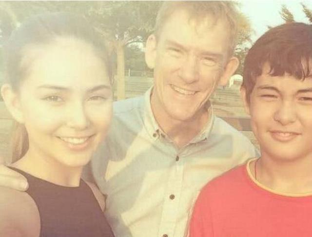 昆凌晒全家福，爸爸弟弟颜值爆表，儿子小小周呆萌又可爱！