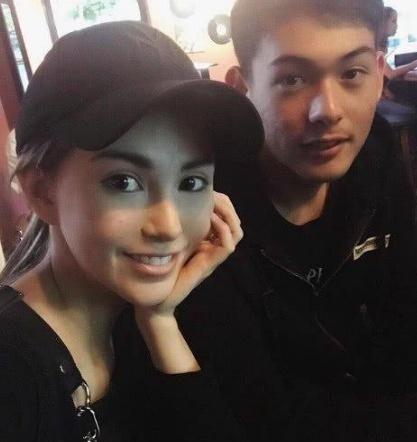 昆凌晒全家福，爸爸弟弟颜值爆表，儿子小小周呆萌又可爱！