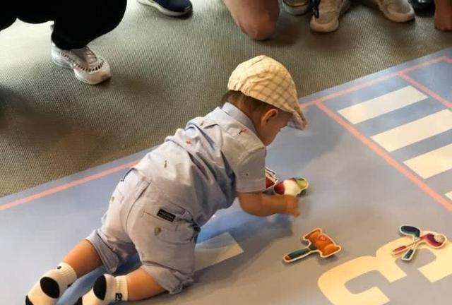 昆凌晒全家福，爸爸弟弟颜值爆表，儿子小小周呆萌又可爱！