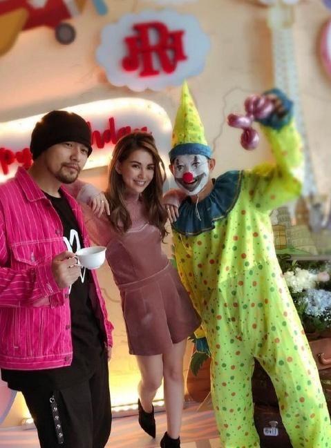 昆凌晒全家福，爸爸弟弟颜值爆表，儿子小小周呆萌又可爱！