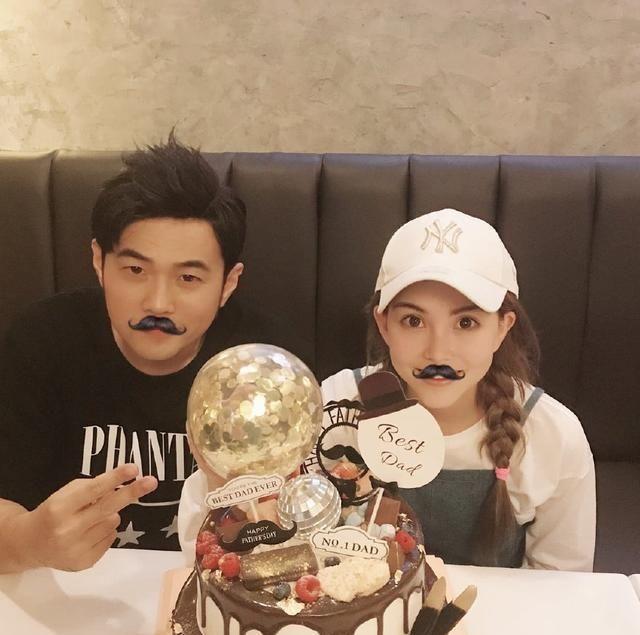 昆凌晒全家福，爸爸弟弟颜值爆表，儿子小小周呆萌又可爱！