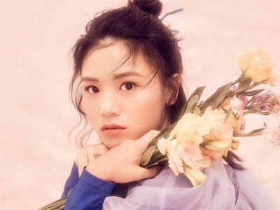 ​黄英个人资料（33岁黄英晒落日美照，与老公甜蜜互动，两个孩子的妈依然年轻美