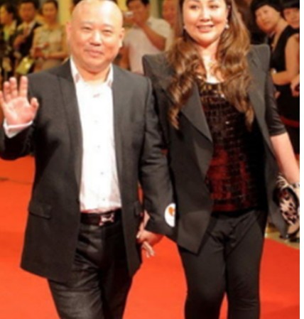 看完郭德纲的妻子，再看于谦的妻子，网友：难怪老郭眼馋