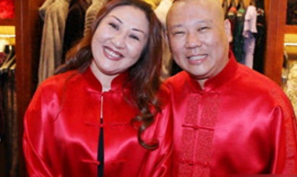 看完郭德纲的妻子，再看于谦的妻子，网友：难怪老郭眼馋