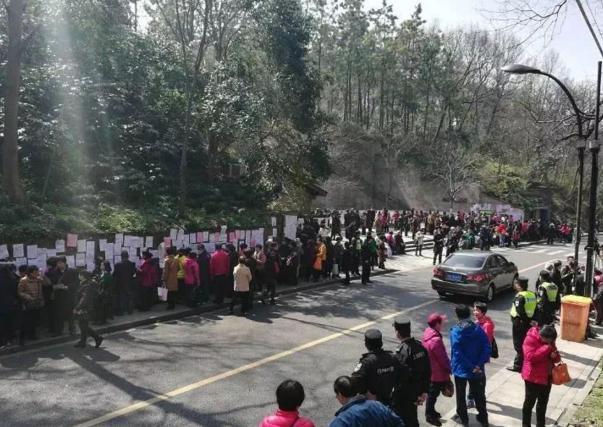 相亲市场仿佛挑白菜，女儿博士学历却只敢说硕士