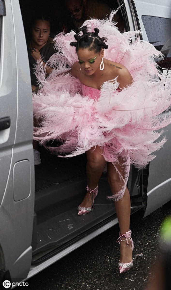 蕾哈娜罕见承认恋情，男友系阿拉伯富商，网友：心都碎了