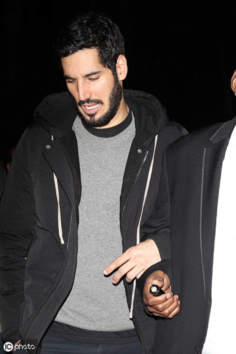 蕾哈娜罕见承认恋情，男友系阿拉伯富商，网友：心都碎了