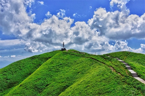 武功山位于中国江西省，主脉绵延120余千米，总面积约970平方千米