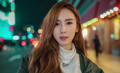 女星江倩龄因车祸离开,隐婚丈夫首度露面,告别仪式上泣不成声