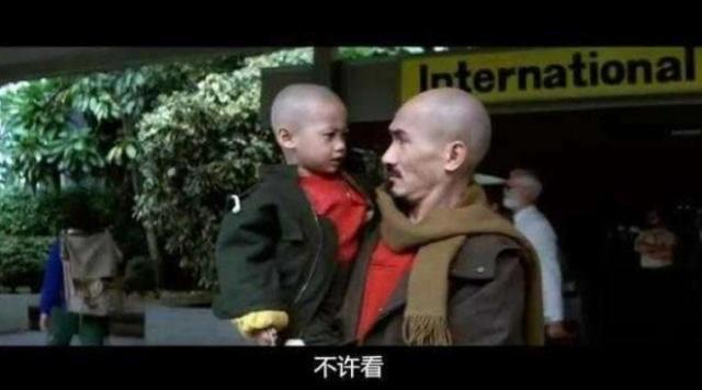 他因长得像谢霆锋,1岁就出道,被黄百鸣力捧,如今摆摊卖水果