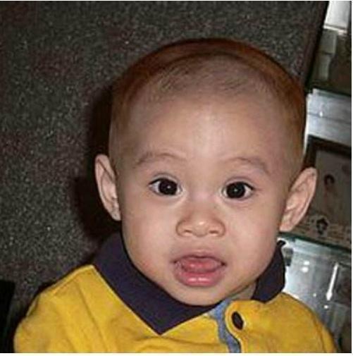 他因长得像谢霆锋,1岁就出道,被黄百鸣力捧,如今摆摊卖水果