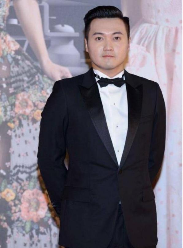 他因长得像谢霆锋,1岁就出道,被黄百鸣力捧,如今摆摊卖水果