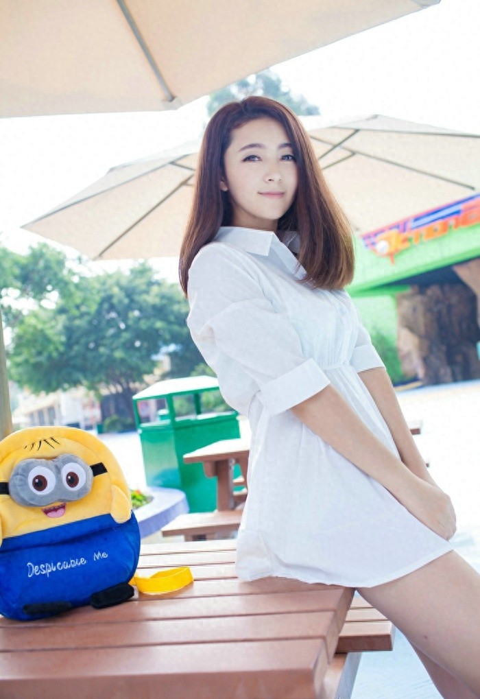 白衬衫清纯美女夏茉GIGI户外写真
