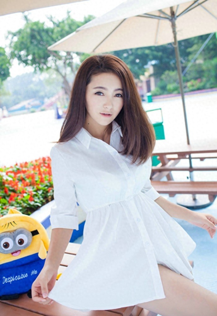 白衬衫清纯美女夏茉GIGI户外写真