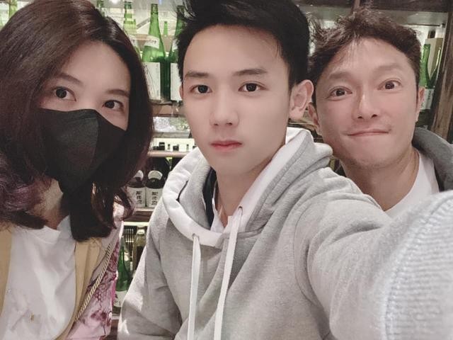 谢祖武和岳翎生活合照（谢祖武一家的近况如何）