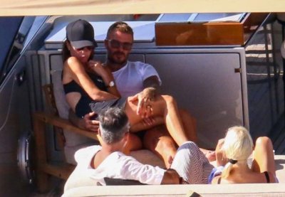 ​贝克汉姆游艇秀恩爱，把48岁妻子抱怀里！贝嫂久违娇羞，太幸福