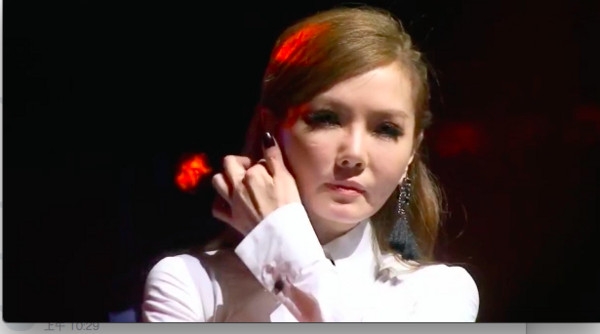 谢金燕纽约演出，一度哽咽落泪