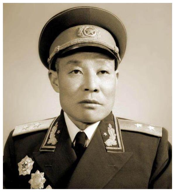 当年他是罗厚福将军的通讯兵，55授中将，老首长授大校他痛哭流涕