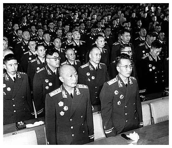 当年他是罗厚福将军的通讯兵，55授中将，老首长授大校他痛哭流涕