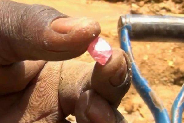 非洲人纳闷:钻石质量好价格低,为何华人不买?驴友:亏大了!