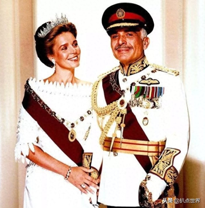 约旦传奇的“九命猫”国王，娶过四个妻子，个个才貌双全