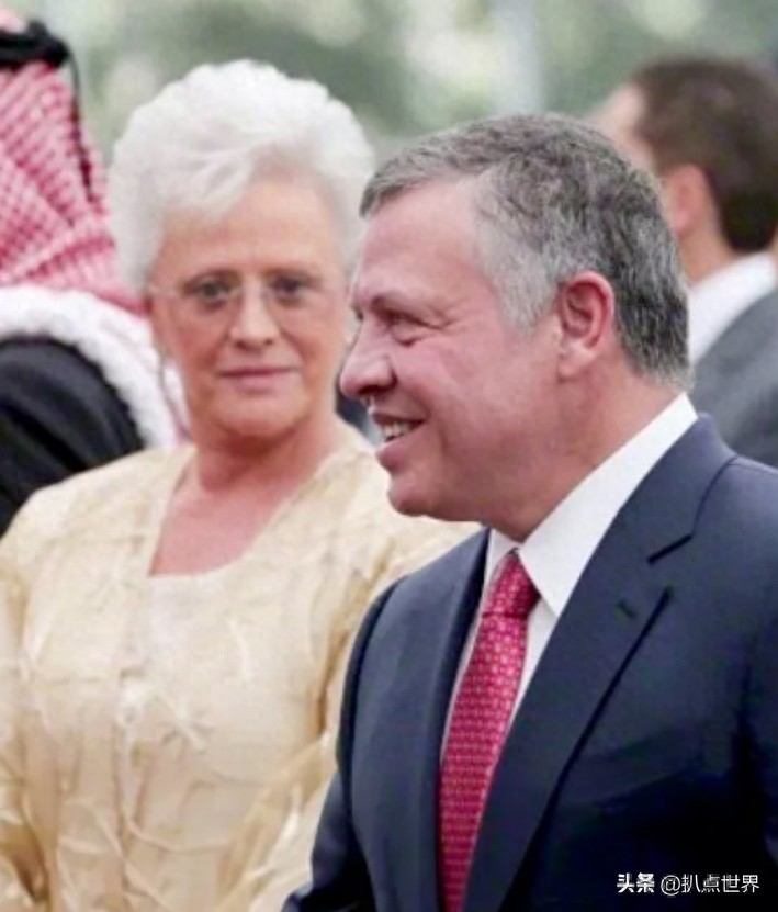 约旦传奇的“九命猫”国王，娶过四个妻子，个个才貌双全