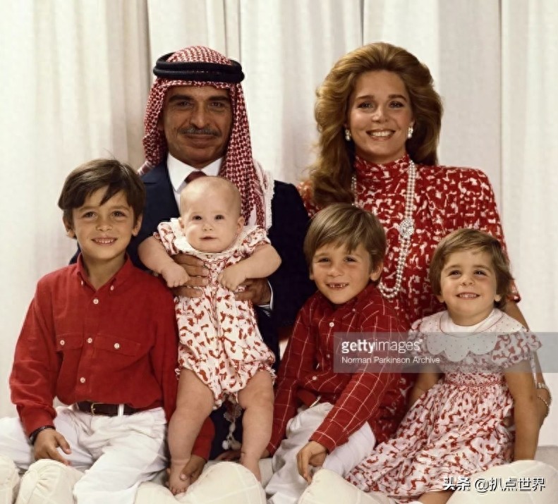 约旦传奇的“九命猫”国王，娶过四个妻子，个个才貌双全