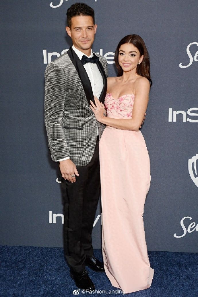 萨拉和未婚夫超恩爱亮相，粉色抹胸长裙太甜了，老夫的少女心