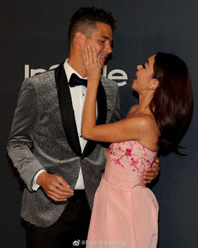 萨拉和未婚夫超恩爱亮相，粉色抹胸长裙太甜了，老夫的少女心