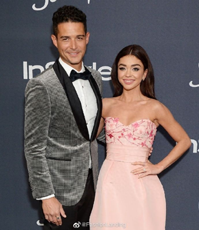 萨拉和未婚夫超恩爱亮相，粉色抹胸长裙太甜了，老夫的少女心