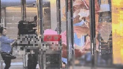 ​笑不活了！女神秋瓷炫聚餐喝到烂醉，老公无奈背下楼，姿势太搞笑