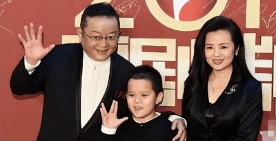 ​“和大人”王刚60岁得子，跟孙子同龄，妻子是三婚所娶的美女粉丝