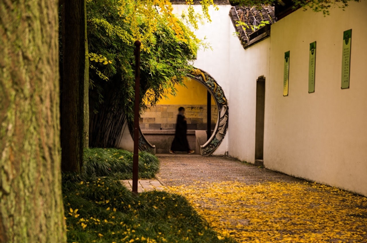 苏州西园寺位于苏州阊门外虎丘路西园，现存建筑为清代重建