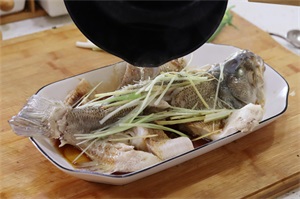 清蒸鲈鱼的做法蒸多久-（清蒸鲈鱼需要蒸几分钟才能熟）