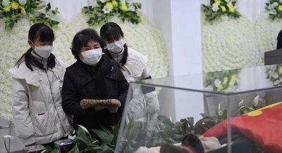 ​盛海琳：61岁失独拼下双胞胎，如今丈夫猝然离世，女儿哭着想爸爸