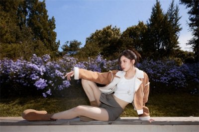 ​宋妍霏秋日写真曝光，甜美造型引爆时尚圈