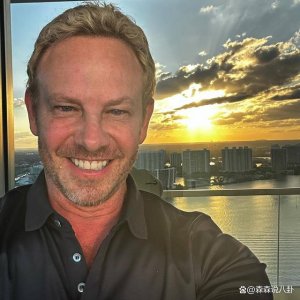 ​美国男星大街上遭群殴，以 1 敌 5 被摁着打，发文要求警方彻查