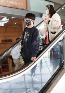 ​大张伟与老婆走机场，两人形象气质超级搭，婚前曾多年同甘共苦！