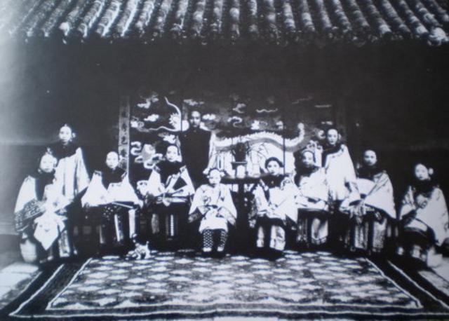 末代衍圣公,拒见胞姐,家乡带孔府家酒去,说这不是我们孔家的酒