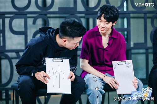 rapper福克斯多图，台上痞帅，台下也有腼腆一面