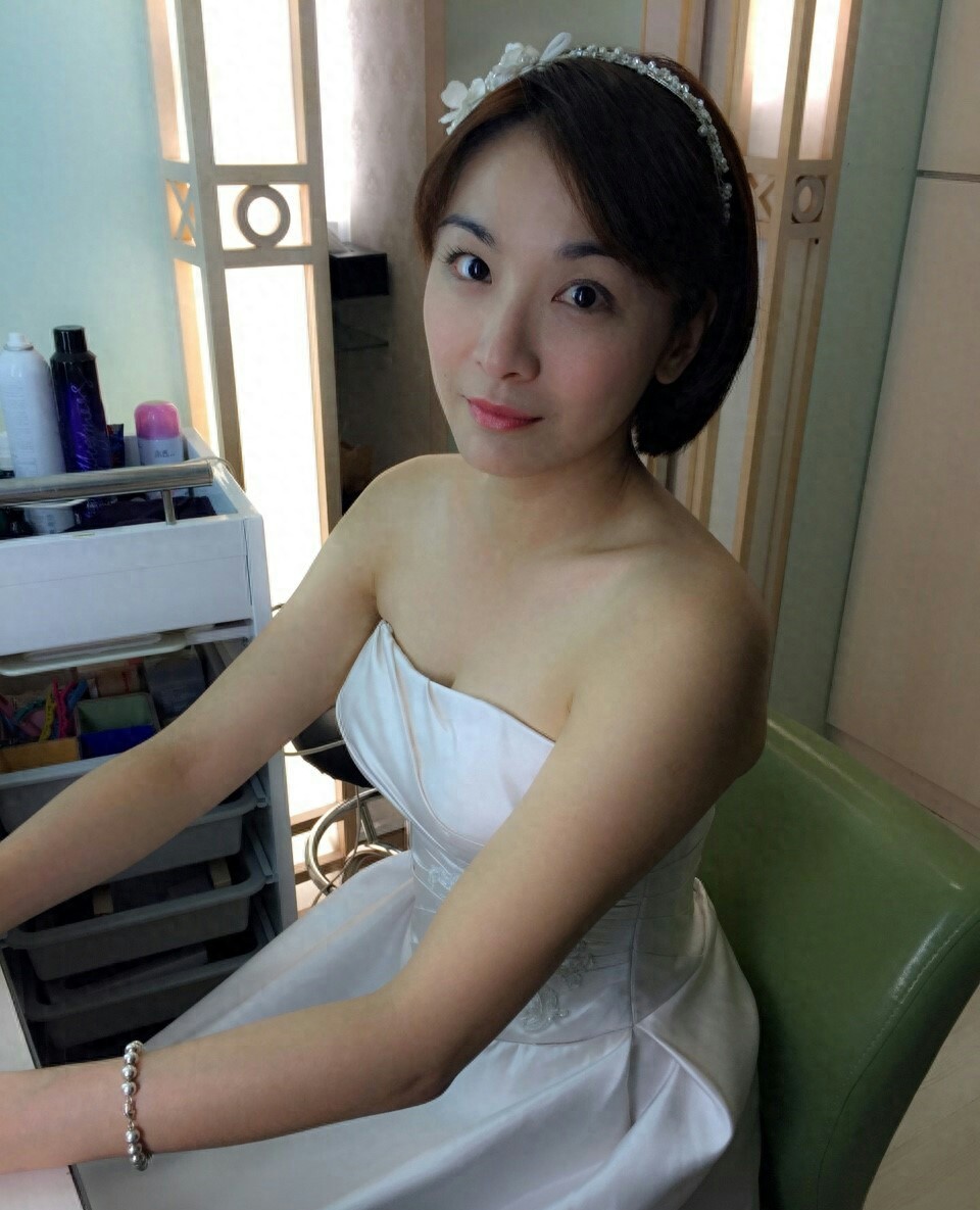 她的侧脸很像林青霞、笑起来的时候又像潘仪君,被评为超级明星脸