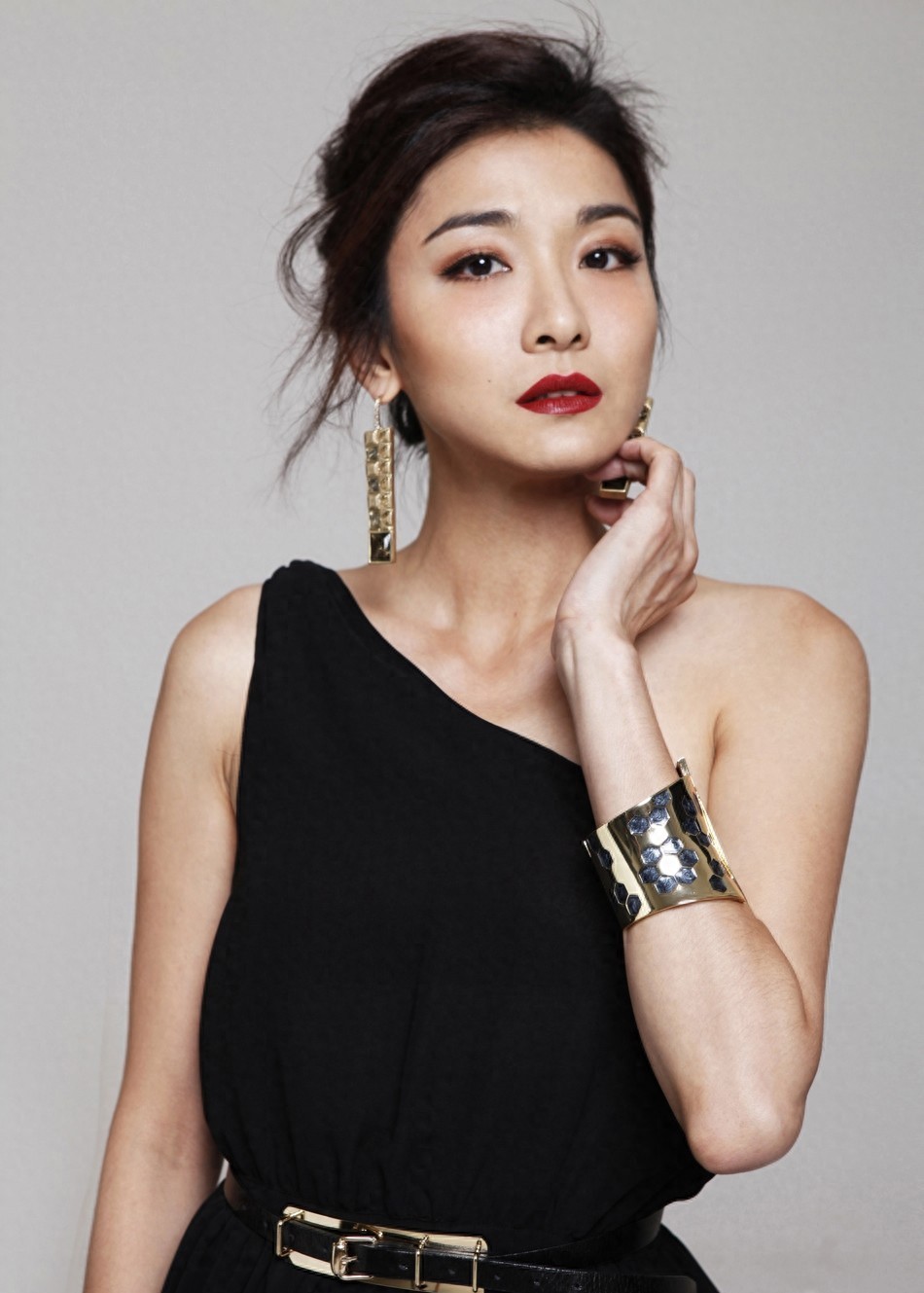 她的侧脸很像林青霞、笑起来的时候又像潘仪君,被评为超级明星脸