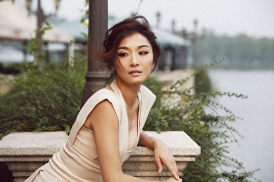 她的侧脸很像林青霞、笑起来的时候又像潘仪君,被评为超级明星脸