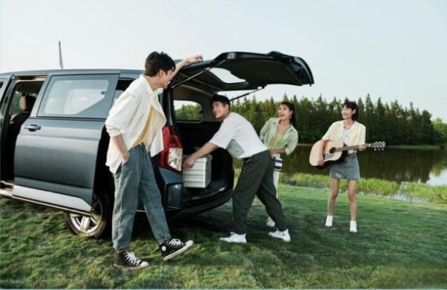 五菱征程，首款宽体商务车，长5米15，配有侧滑门，仅售6.58万-